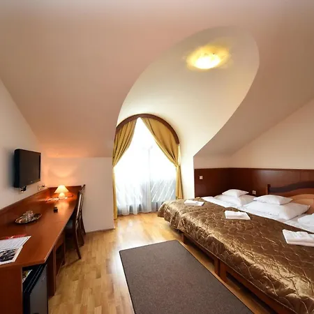 Отель Kumania Kisujszallas